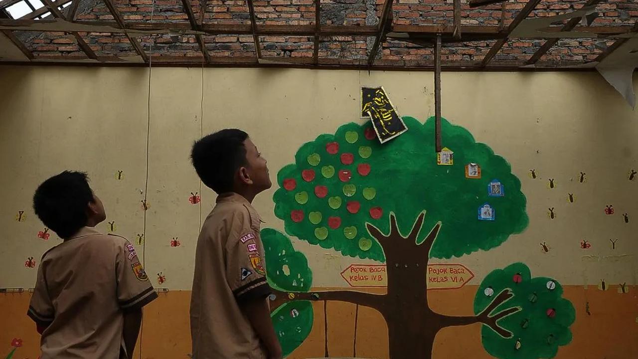 FOTO: Kondisi SDN Setiamekar 03 Tambun Selatan yang Ambruk Usai Guyuran Hujan Deras dan Angin Kencang