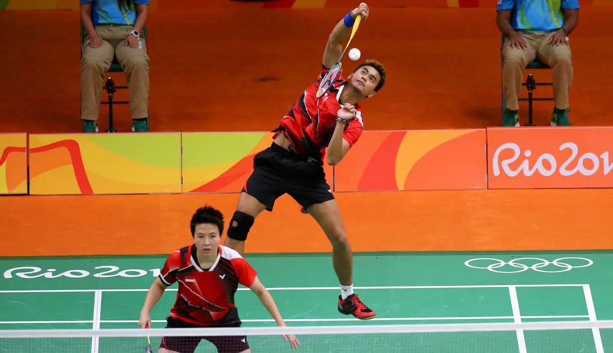 Pebulutangkis ganda campuran Indonesia, Tontowi Ahmad/Liliyana Natsir saat melawan Robin Middleton/Leanne Choo (Australia) pada laga perdana Grup C Olimpiade Rio 2016, Kamis (11/8). Tontowi/Liliyana unggul 21-7 21-8. (REUTERS/Marcelo del Pozo)