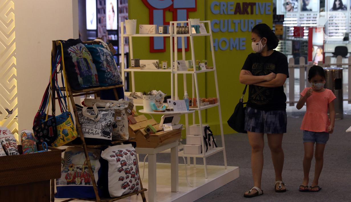 Pengunjung mengamati kerajinan tangan rumahan dalam pameran Creative Culture Home di Sumarecon Mal Serpong, Tangerang, Banten, Selasa (27/10/2020). Pameran untuk membangkitkan pemulihan ekonomi ini digelar Kementerian Pariwisata dan Ekonomi Kreatif serta pengelola mal. (Liputan6.com/Angga Yuniar)