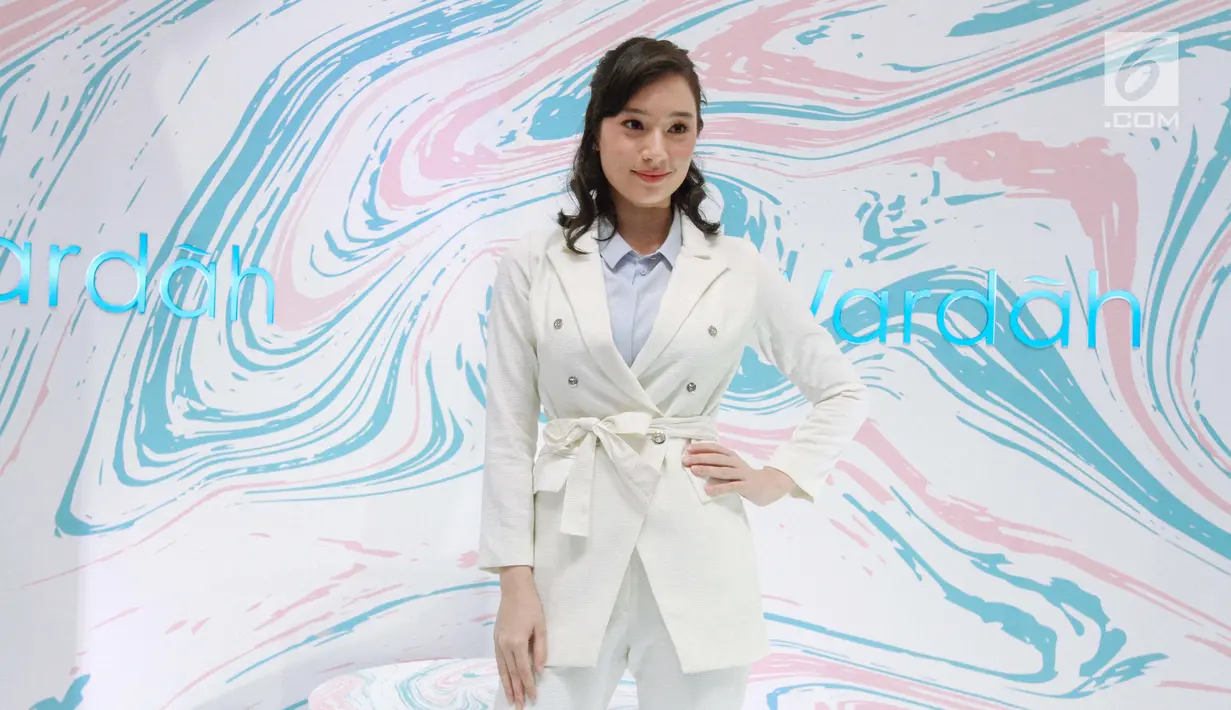 Artis Tatjana Saphira berpose usai menjadi pembicara dalam brand ambassador salah satu produk kecantikan di Jakarta, Kamis (4/10). (Liputan6.com/Faizal Fanani)
