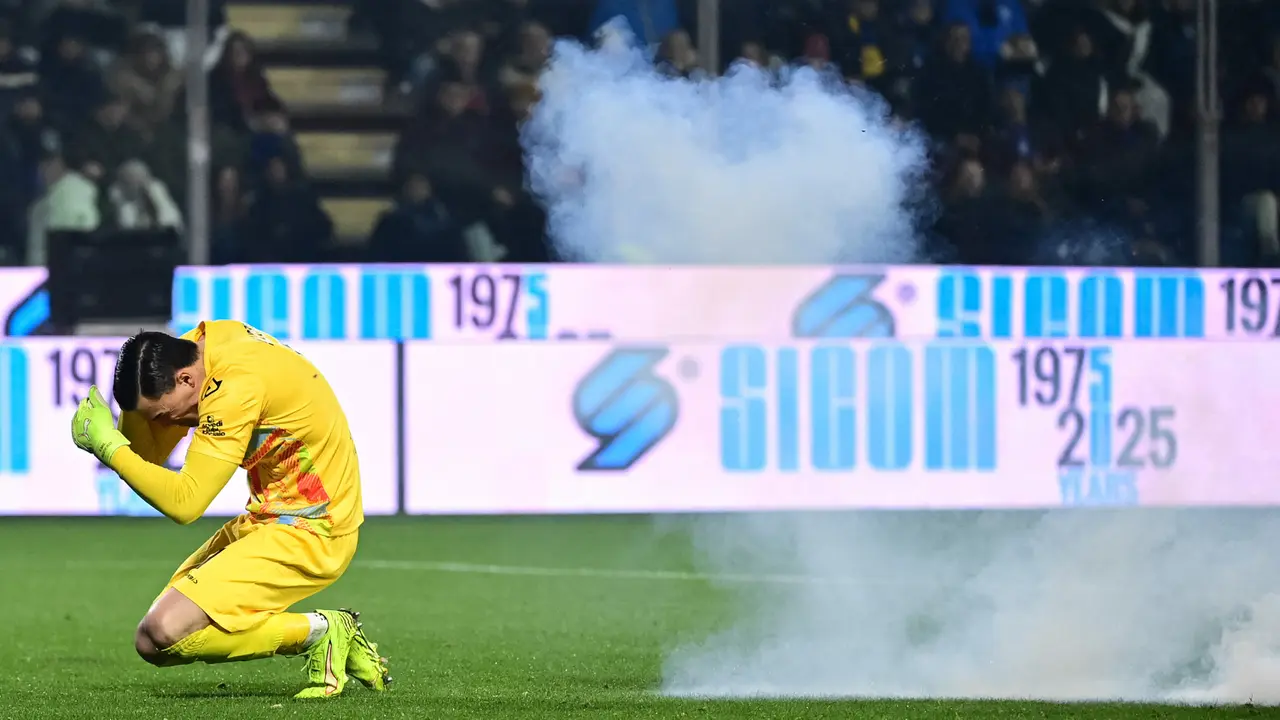 Foto: Momen Pemain Inter Milan Marah Pada Suporter Saat Emil Audero Terkena Petasan
