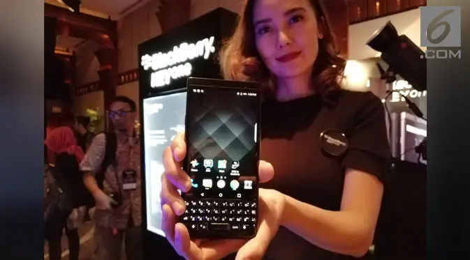 Model perlihatkan BlackBerry KeyOne. (Liputan6.com/ Andina Librianty)