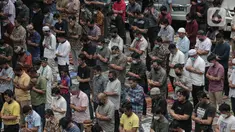 Warga melaksanakan Salat Jumat berjamaah di Masjid Cut Meutia, Jakarta, Jumat (11/3/2022). Majelis Ulama Indonesia (MUI) kini membolehkan jemaah untuk kembali merapatkan saf atau barisan saat shalat berjemaah di masjid. (Liputan6.com/Faizal Fanani)
