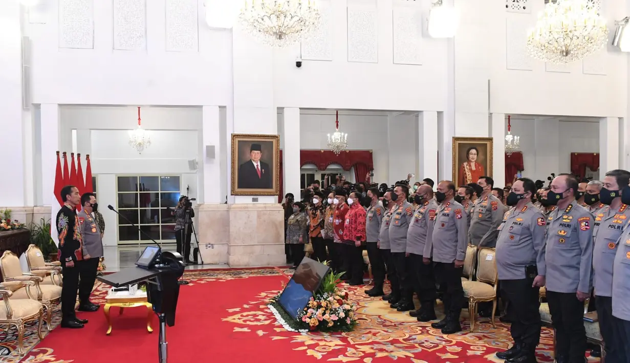 Presiden Joko Widodo didampingi Kapolri Jenderal Listyo Sigit Prabowo saat mengumpulkan jajaran Kepolisian Negara Republik Indonesia (Polri) di Istana Negara, kompleks Istana Kepresidenan, Jakarta, Jumat (14/10/2022). Mereka yang dikumpulkan mulai dari Kapolri Jenderal Polisi Listyo Sigit Prabowo, kapolda, hingga kapolres yang bertugas di berbagai wilayah Indonesia. (Foto: Lukas - Biro Pers Sekretariat Presiden)
