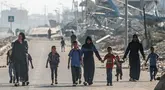 Warga sipil yang mengungsi melarikan diri dari timur al-Bureij di Jalur Gaza tengah akibat pengeboman Israel di kota tersebut pada 5 Juni 2024. (Bashar TALEB/AFP)