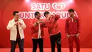 <p>Pelatih Kepala Timnas Indonesia U-20, Shin Tae-yong (tengah kanan) mengajari Direktur Teknik PSSI, Indra Sjafri (tengah kiri) melakukan pose hati&nbsp;untuk foto bersama pada konferensi pers Satu Hati untuk Garuda yang berlangsung di Ruang Semeru, Hotel Sultan, Senin (20/03/2023). (Bola.com/Bagaskara Lazuardi)</p>