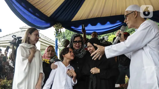 Suasana Haru Keluarga dan Kerabat di Pemakaman Ashraf Sinclair