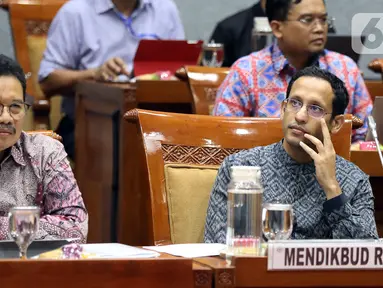 Menteri Pendidikan dan Kebudayaan (Mendikbud), Nadiem Makarim (kanan) mengikuti rapat kerja dengan Komisi X DPR di Kompleks Parlemen Senayan, Jakarta, Rabu (6/11/2019). Rapat membahas soal perkenalan dan membahas program kerja. (Liputan6.com/Johan Tallo)
