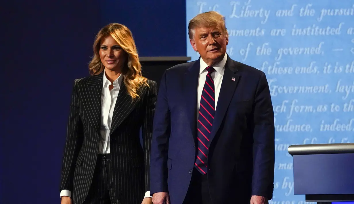 Presiden Donald Trump bersama ibu negara Melania Trump berdiri di atas panggung setelah debat presiden pertama dengan calon presiden dari Partai Demokrat, mantan Wakil Presiden Joe Biden Case Western University dan Cleveland Clinic, di Cleveland, Ohio, Selasa, 29 September 2020. (AP Photo/Julio Cort