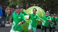 Wali Kota Bogor, Bima Arya, takjub dengan antusiasme masyarakat yang terlibat dalam pawai obor Asian Games 2018 di kotanya pada Selasa (14/8/2018). (Bola.com/Reza Bachtiar)