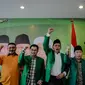 Ketum PPP versi Muktamar Jakarta, Djan Faridz bersama pengurus partai lainnya bersorak usai deklarasi dukungan kepada Basuki Tjahaja Purnama (Ahok)-Djarot Saiful Hidayat di Pilkada DKI 2017, di DPP PPP, Jakarta, Jumat (7/10). (Liputan6.com/Faizal Fanani)