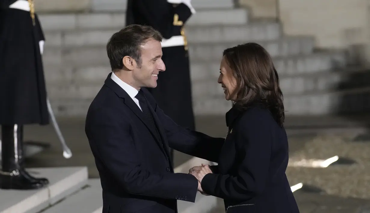 Presiden Prancis Emmanuel Macron menyambut kedatangan Wakil Presiden AS, Kamala Harris menjelang pertemuan di Istana Elysee, Rabu (10/11/2021). Kamala Harris bertemu dengan Macron dalam upaya untuk meredakan ketegangan terkait kesepakatan kapal selam yang dibatalkan. (AP Photo/Christophe Ena)