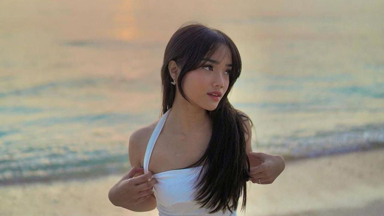Potret Cantik Fuji Pakai Dress Putih Berpose di Pinggir Pantai, Netizen 'Si Cewek Fotogenic Banget
