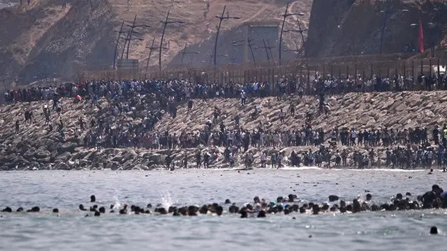 Para migran berusaha menyeberang dari Maroko menuju Ceuta, enklave milik Spanyol, Kamis (30/7/2026).