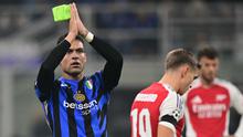Penyerang Inter Milan, Lautaro Martinez menyapa para penggemar saat meninggalkan lapangan saat matchday 4 League Phase Liga Champions 2024/2025 melawan Arsenal di stadion San Siro, Milan, Rabu 6 November 2024 atau Kamis (7/11/2024) dini hari WIB. (Marco BERTORELLO/AFP)
