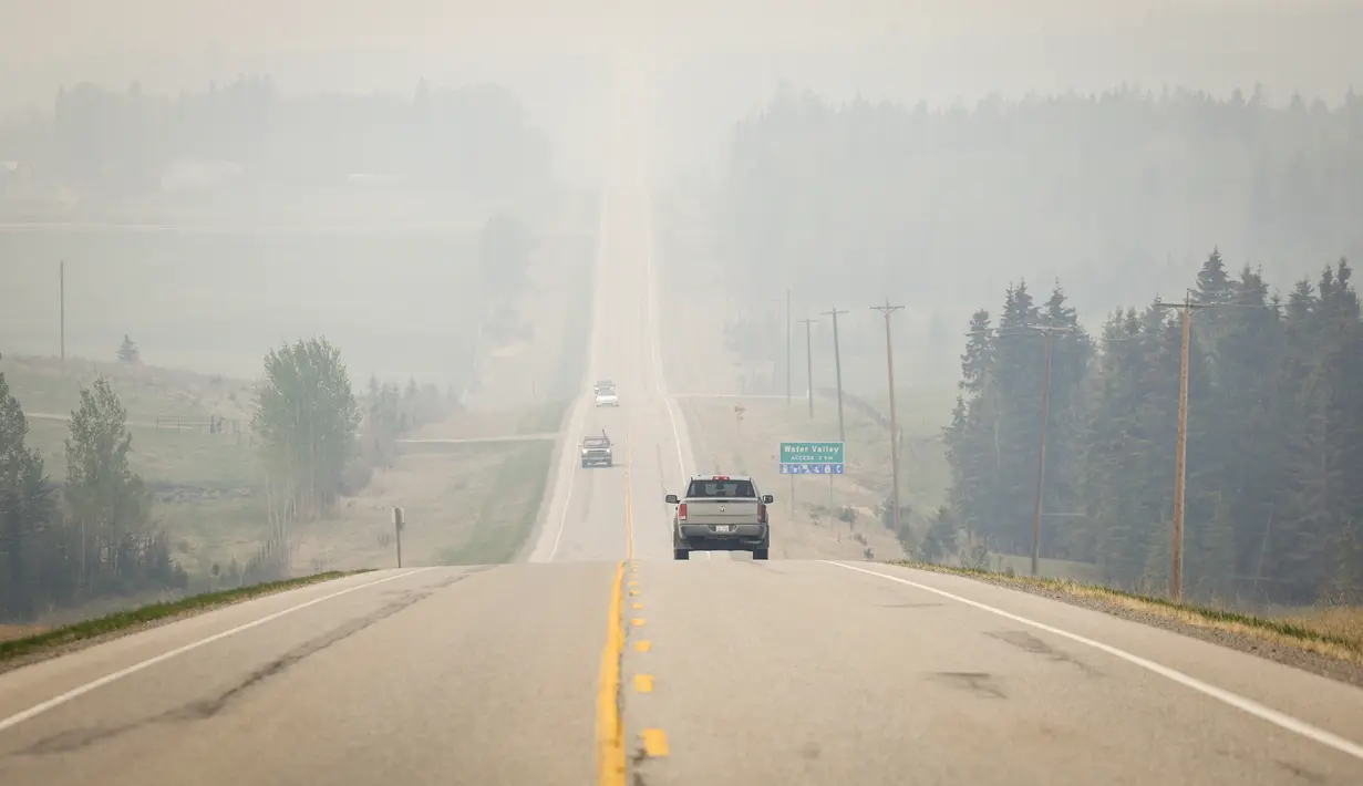 Kebakaran hutan juga menjadi perhatian bagi negara-negara tetangga Alberta, termasuk Wilayah Barat Laut, di mana K'atl'odeeche First Nation dan kota Hay River, sekitar 120 kilometer dari perbatasan utara Alberta, berada di bawah perintah evakuasi.  (/Jeff McIntosh/The Canadian Press via AP)