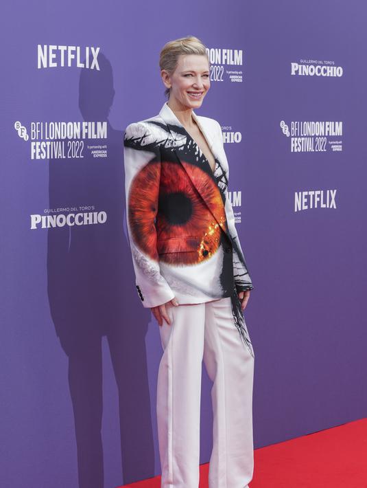 Cate Blanchett berpose untuk fotografer saat tiba untuk pemutaran perdana film 'Guillermo del Toro's Pinocchio' selama Festival Film London 2022 di London, Sabtu, 15 Oktober 2022. Aktris Australia berusia 53 tahun, yang memerankan Sprezzatura dalam film animasi yang dipimpin oleh lawan mainnya Gregory Mann sebagai Pinocchio, tampak apik dalam pakaian uniknya. (Photo by Scott Garfitt/Invision/AP)