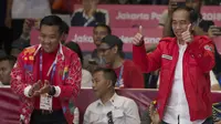 Presiden Indonesia, Joko Widodo, memberi dukungan kepada atlet wushu Indonesia, Lindswell Kwok, saat beraksi pada Asian Games di JIExpo, Jakarta, Senin, (20/8/2018). (Bola.com/Vitalis Yogi Trisna)