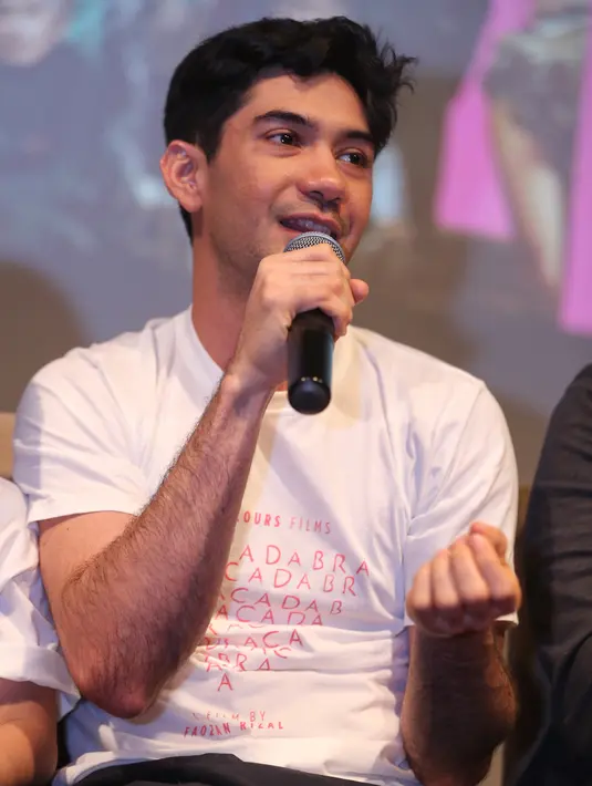 Film 'Abracadabra', Reza Rahadian saat ditemui di XXI Plaza Indonesia, Jakarta Pusat, Rabu (8/1/2020). (Adrian Putra/Fimela.com)