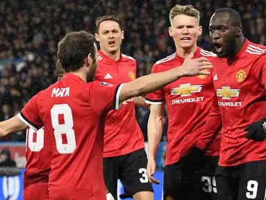 Striker Manchester United, Romelu Lukaku bersama rekan setimnya merayakan gol ke gawang Huddersfield Town dalam pertandingan putaran kelima Piala FA di John Smith's Stadium, Minggu (18/2). Lukaku memborong dua gol kemenangan MU. (Oli SCARFF/AFP)
