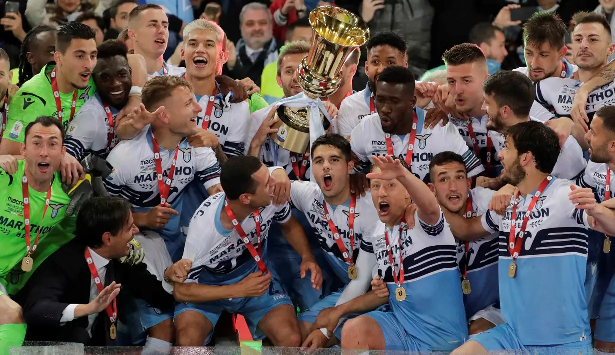 Para pemain Lazio memegang trofi Coppa Italia saat merayakan kemenangan timnya atas Atlanta pada akhir babak final di Stadio Olimpico, Roma, Rabu (15/5/2019). Lazio keluar sebagai juara Coppa Italia setelah mengalahkan Atalanta 2-0. (REUTERS/Ciro De Luca)