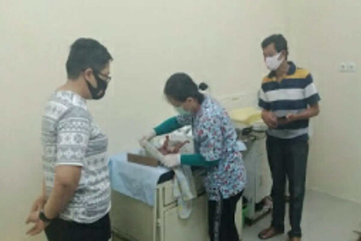 Bayi tersebut kemudian diangkat dan langsung dibawa ke Puskesmas Tareran, Minahasa Selatan.