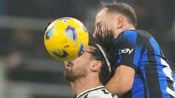 Hasil ini membawa Inter Milan ke puncak klasemen Liga Italia dengan 38 poin. Inter Milan unggul 2 poin dari Juventus yang sempat menyalip posisi pertama kemarin. (AP Photo/Antonio Calanni)