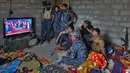 Para pasukan Irak terlihat serius menonton siaran pidato kemenangan Donald Trump saat terpilih menjadi Presiden AS di Desa Arbid, Mosul (9/11). Di tengah perang melawan ISIS, mereka menyempatkan menonton pidato Donald Trump.(AFP PHOTO/Ahmad Al-Rubaye)