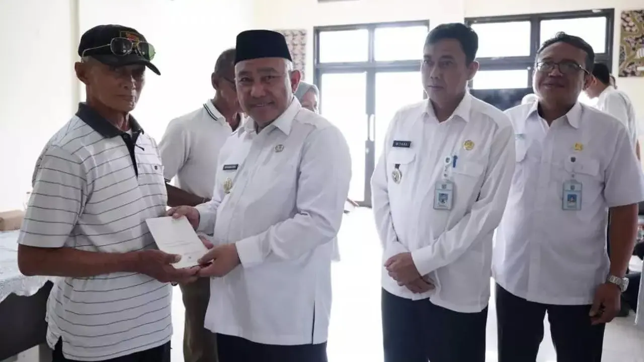 Wali Kota Depok, Mohammad Idris memberikan KDS RTLH kepada salah satu warga penerima manfaat di kantor Kecamatan Sukmajaya, Kota Depok.