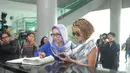 Nikita Mirzani mendatangi gedung Komisi Yudisial (KY) di Jl. Kramat Raya, Jakarta Pusat, Kamis (18/12/2014). (Liputan6.com/Herman Zakharia)