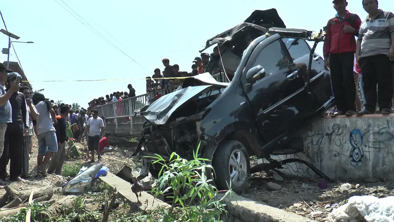 Kereta tabrak mobil