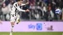 Penyerang Juventus, Federico Chiesa menembak bola saat bertanding melawan AS Roma pada pertandingan lanjutan Liga Serie A Italia di stadion Turin Allianz, Italia, Senin (18/10/2021). Juventus menag atas Roma dengan skor tipis 1-0. (Fabio Ferrari/LaPresse via AP)