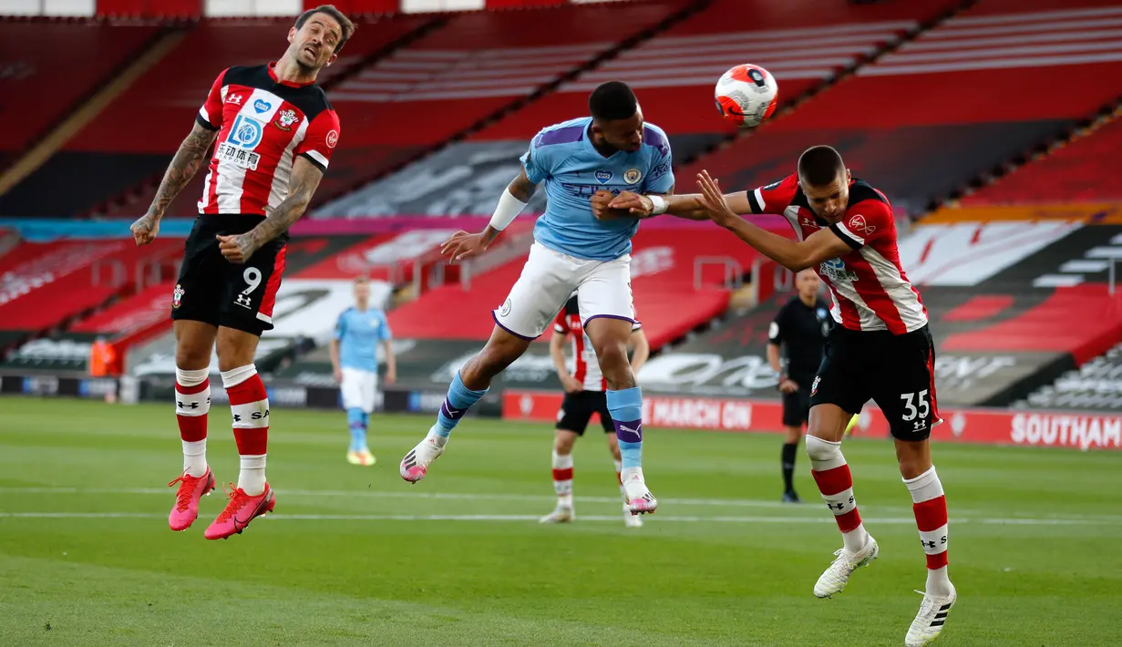 Striker Manchester City Gabriel Jesus (tengah) berebut bola dengan pemain Southampton Jan Bednarek dalam lanjutan Liga Inggris di St. Mary Stadium, Minggu (5/7/2020).  Manchester City gagal memetik poin penuh setelah kalah tipis 0-1 saat bertandang ke markas Southamtpon. (Frank Augstein/POOL/AFP)