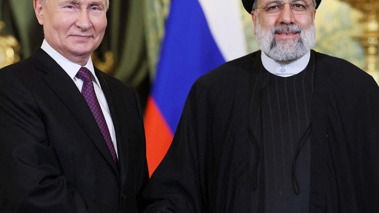 Presiden Rusia Vladimir Putin menyambut hangat kedatangan Presiden Iran Ebrahim Raisi di Kremlin, Moskow, Rusia, pada 7 Desember 2023. Pertemuan ini merupakan bagian dari diplomasi Timur Tengah yang dilakukan Putin setelah mengunjungi Arab Saudi dan Uni E