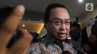 Kuasa hukum Putri Candrawathi alias PC, Arman Hanis memberikan keterangan saat PC akan diperiksa oleh Mabes Polri, Jakarta Selatan, Jumat (26/8/2022). Putri Candrawathi alias PC menjalani pemeriksaan sebagai tersangka untuk pertama kalinya pada kasus pembunuhan berencana pada Brigadir Novriansyah Yoshua Hutabarat atau Brigadir J, sementara suami PC, Irjen Ferdy Sambo sudah diberhentikan dengan tidak hormat dari Polri. (Liputan6.com/Herman Zakharia)