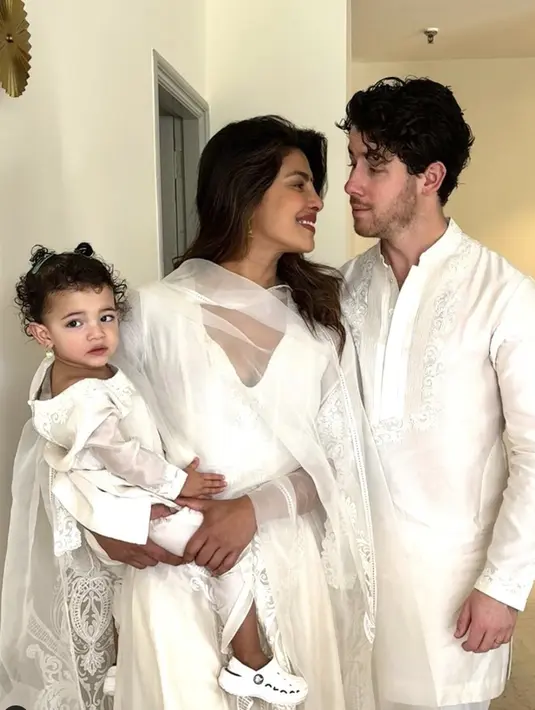 Dengan nuansa putih, keduanya tampak bergaya klasik. [Foto: Instagram/ Priyanka Chopra]