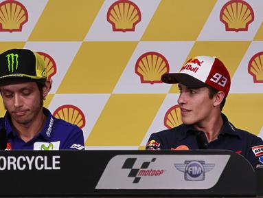 Pembalap asal Spanyol, Marc Marquez (kanan), melihat kearah Pembalap Italia, Valentino Rossi (kiri), saat press conference di Sepang International Circuit, Malaysia, 22 October 2015. (EPA / Fazry Ismail)