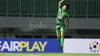 Pemain PS TNI, Hong Soon-hak merayakan gol ke gawang Borneo FC pada lanjutan Liga 1 Indonesia di Stadion Pakansari, Bogor, Senin (17/4/2017). PS TNI bermain imbang 2-2 dengan PBFC. (Bola.com/Nicklas Hanoatubun)