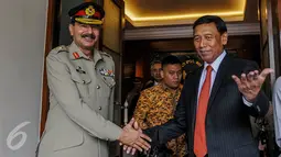 Jenderal Rashad Mahmood dari Pakistan (kiri) dan Menkopolhukam Wiranto (kanan) berjabat tangan usai pertemuan tertutup di Kemenkopolhukam, Jakarta, Selasa (20/9). Pertemuan membahas hubungan kedua negara. (Liputan6.com/Faizal Fanani)