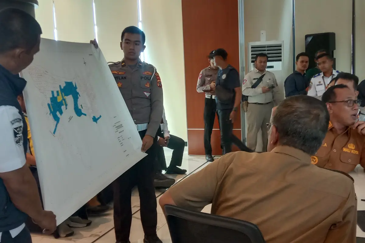 Direktur Komersil PT ASDP Indonesia Ferry, Yusuf Hadi, menjelaskan mengenai persiapan arus mudik Idul Fitri 2023, di Dermaga Eksekutif Merak, Kota Cilegon, Banten, Senin (6/3/2023). (Yandhi/Liputan6.com)