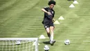 Pemain baru Bayern Munchen, Leroy Sane, melakukan sesi latihan di Munich, Selasa (14/7/2020). Mantan pemain Manchester City itu hanya berlatih ringan karena belum pulih 100 persen dari cedera lutut. (Matthias Balk/dpa via AP)