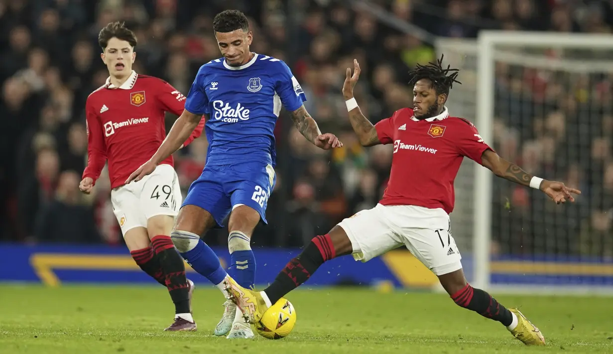 <p>Gelandang Manchester United, Fred berusaha merebut bola dari pemain Everton, Ben Godfrey pada laga putaran ketiga Piala FA di Old Trafford di Manchester, Inggris, Sabtu (7/1/2023). Manchester United menang atas Everton dengan skor 3-1. (AP Photo/Dave Thompson)</p>