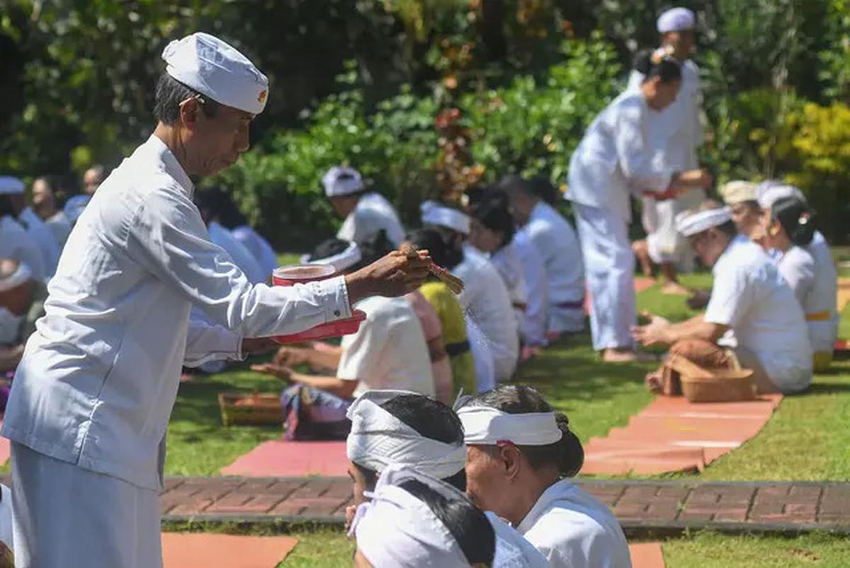 Suasana Khidmat Selimuti Perayaan Galungan di Pura Amertha Sari Cinere