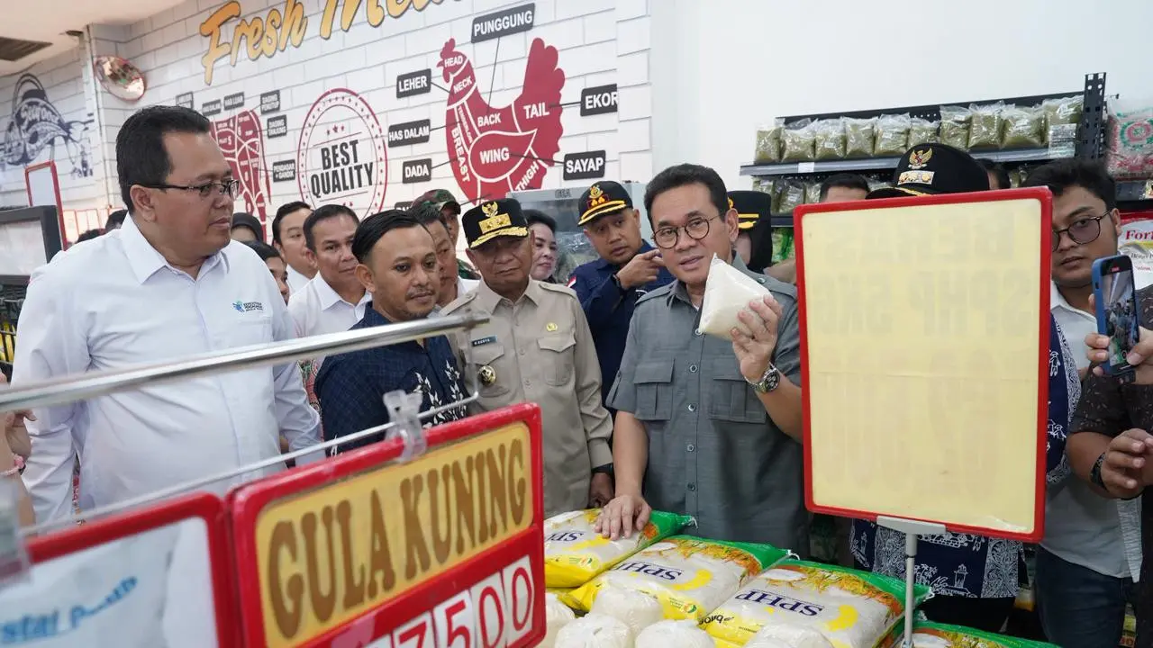 Menteri Perdagangan (Mendag) Budi Santoso memantau aktivitas perdagangan sejumlah gerai di Aceh dan Sumatera Utara akhir Februari 2026. (Dok Kemendag)