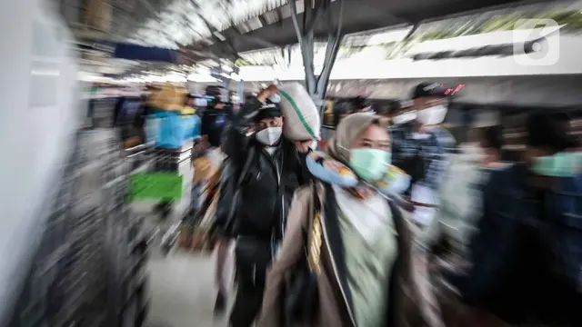 Arus Balik Mudik Lebaran 2022 di Stasiun Pasar Senen Mulai Ramai