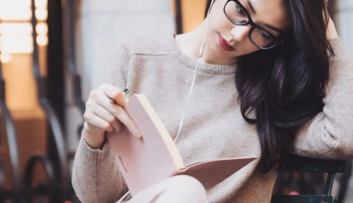 Melihat gaya kasual Velove Vexia melakukan hobinya; membaca buku. Dengan outfit kasual; sweater dan celana panjang cokelat, Velove tampak membaca buku dengan makeup minimalis, hanya pulasan lipstik berwarna merah yang membuatnya tampil segar nan memesona. Foto: Instagram.