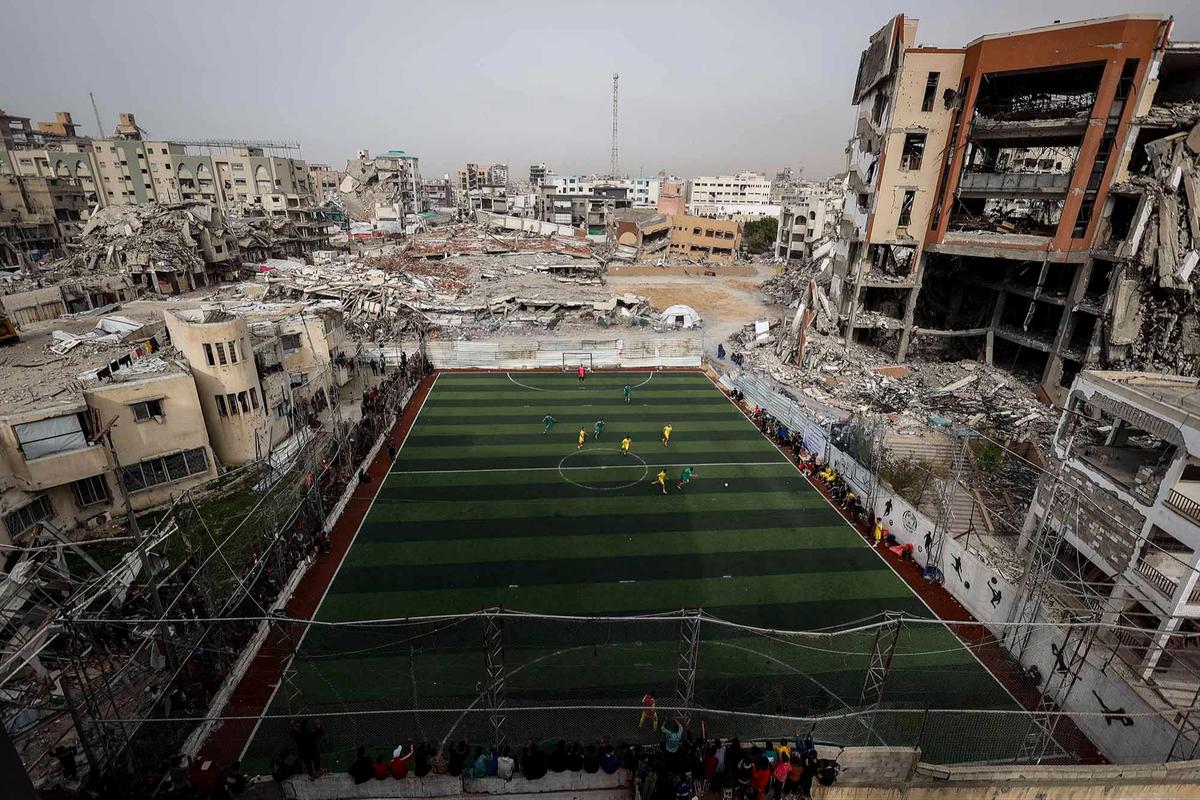 FOTO: Sepak Bola Hidupkan Harapan di Reruntuhan Gaza