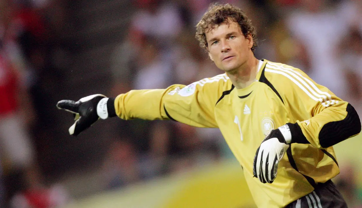 Jens Lehmann mencatatkan usia 38 tahun, 7 bulan, 19 hari ketika di partai final menghadapi Timnas Spanyol. Penjaga gawang andalan Timnas Jerman ini membukukan 61 caps penampilan bersama Der Panzer. (Foto: AFP/Olivier Lang)