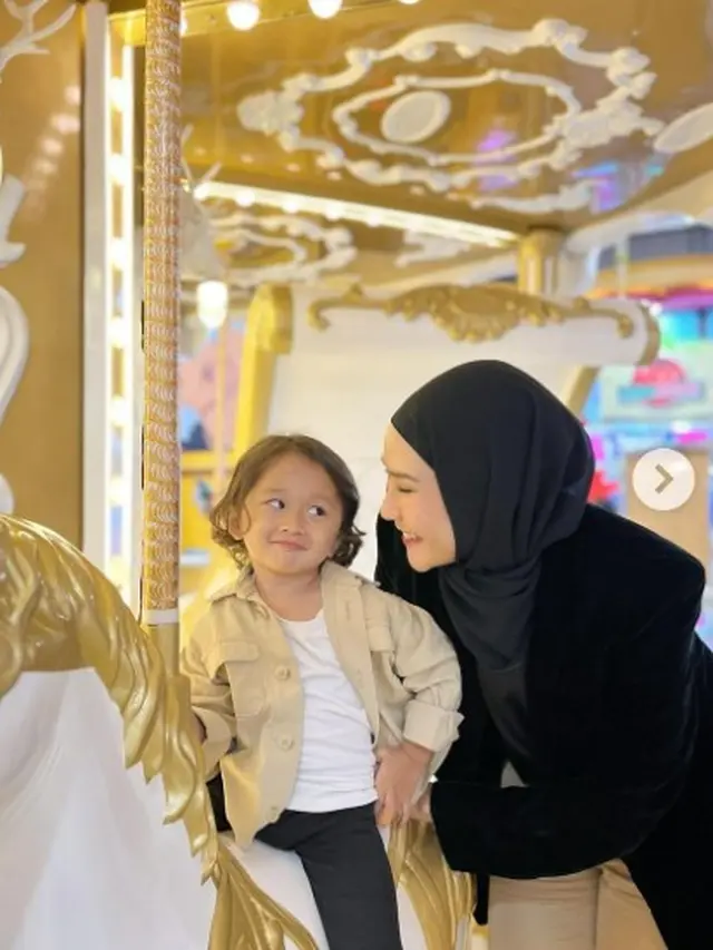 Zaskia Adya Mecca bersama buah hati (Instagram/zaskiadyamecca)