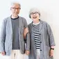 Kakek Nenek pakai baju couple (Sumber: Boredpanda)
